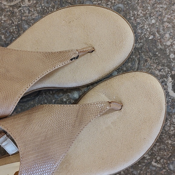 NWOT Anne Klein flat thong sandals in tan size 6 - Picture 5 of 8